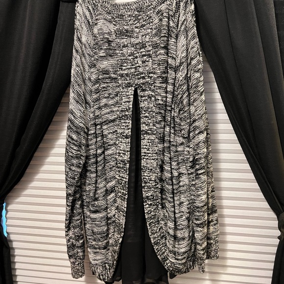 BLACK & WHITE MARLED COLD SHOULDER 2FER SWEATER-KNIT TOP - Picture 4 of 7